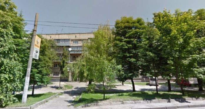 Вдосвіта поліцейські перевіряли повідомлення про замінування львівського будинку Вдосвіта поліцейські перевіряли повідомлення про замінування львівського будинку