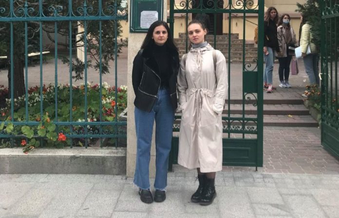 Студентки львівського медуніверситету врятували пасажира трамваю, у якого зупинилось серце Студентки львівського медуніверситету врятували пасажира трамваю, у якого зупинилось серце