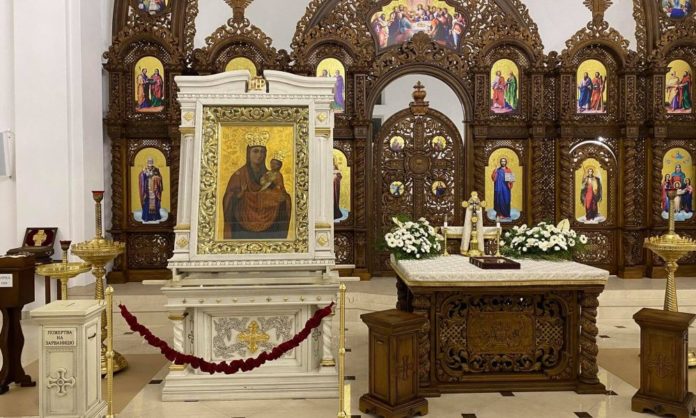 До Львова привезли чудотворну Зарваницьку ікону Божої Матері, короновану Папою До Львова привезли чудотворну Зарваницьку ікону Божої Матері, короновану Папою