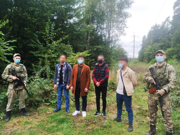 На Львівщині прикордонники затримали громадян Туреччини та Азербайджану, які прямували до ЄС незаконним шляхом На Львівщині прикордонники затримали громадян Туреччини та Азербайджану, які прямували до ЄС незаконним шляхом