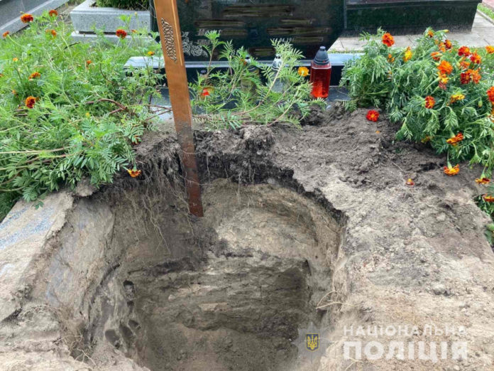 У Жовкві засудили чоловіка, який напідпитку розкопав могилу У Жовкві засудили чоловіка, який напідпитку розкопав могилу