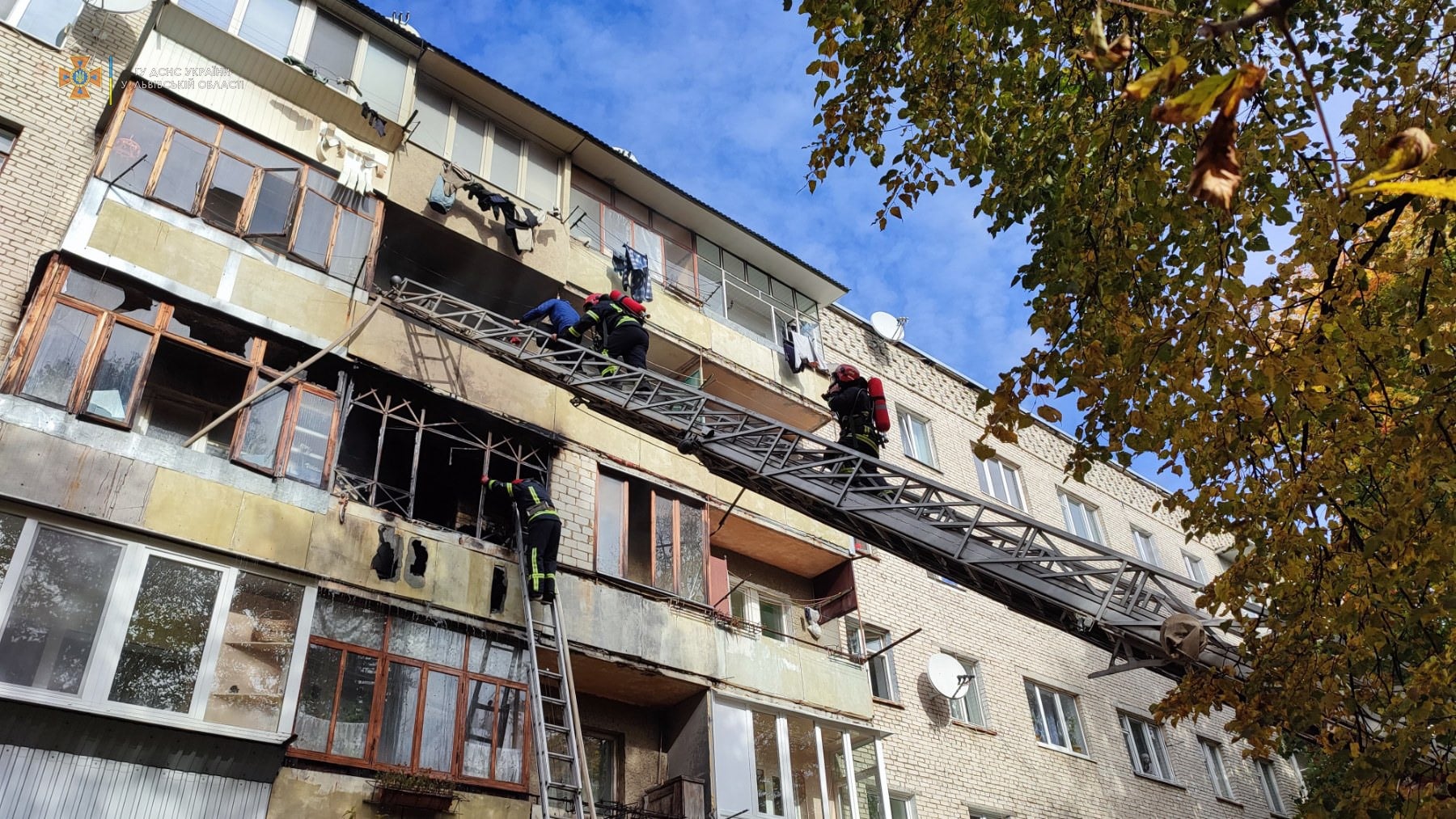 У Новояворівську пожежники врятували чотирьох осіб з палаючого будинку