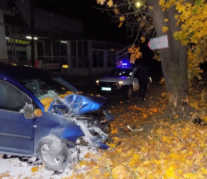 У Стрию 24-річний керманич напідпитку в’їхав у дерево (фото) У Стрию 24-річний керманич напідпитку в’їхав у дерево (фото)