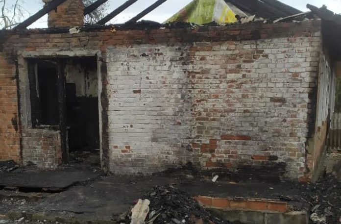 На Львівщині поліцейський врятував двох людей з палаючого будинку На Львівщині поліцейський врятував двох людей з палаючого будинку