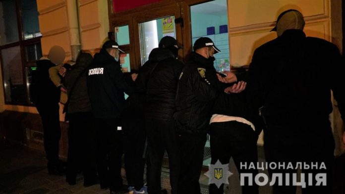 У Львові поліцейські затримали зловмисників які викрали дівчину заради викупу У Львові поліцейські затримали зловмисників які викрали дівчину заради викупу
