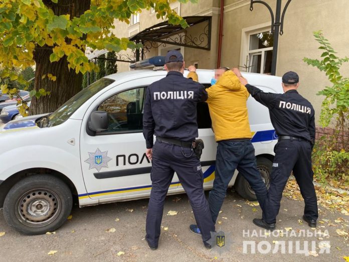 У Львові поліцейські затримали зловмисника, який “замінував” залізничний вокзал та лікарню У Львові поліцейські затримали зловмисника, який “замінував” залізничний вокзал та лікарню