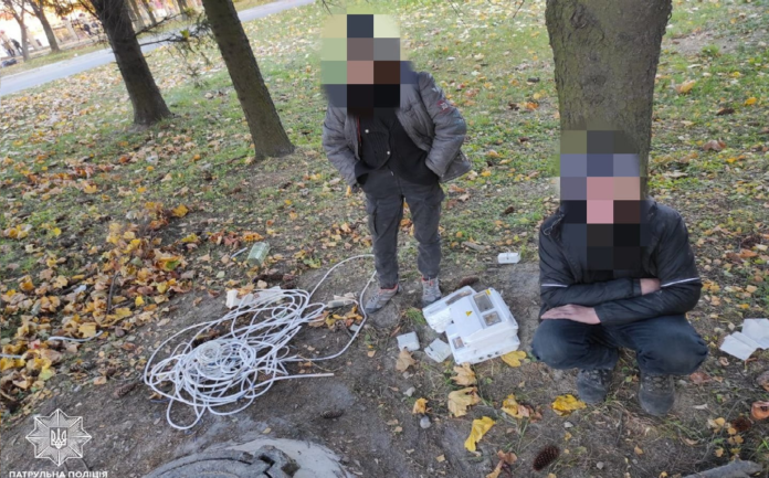 Патрульні затримали п’ятьох осіб, які зірвали електричні комунікації та обладнання в підземному переході Патрульні затримали п’ятьох осіб, які зірвали електричні комунікації та обладнання в підземному переході