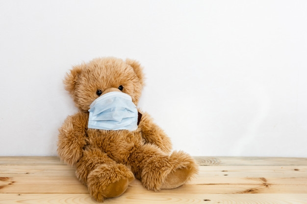 bear-sick-infection-virus-coronavirus-2019-ncov-toy-bear-sick-virus-cold-mask-treatment-toys-people-epidemic_73652-960
