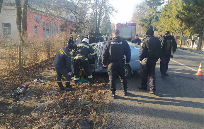 Рятувальники деблокували водія: в Жидачіві зіткнулися «Chery» та «Lexus» Рятувальники деблокували водія: в Жидачіві зіткнулися «Chery» та «Lexus»