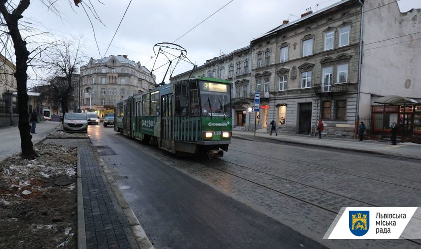 Трамваї та тролейбуси знову курсують вулицею Бандери