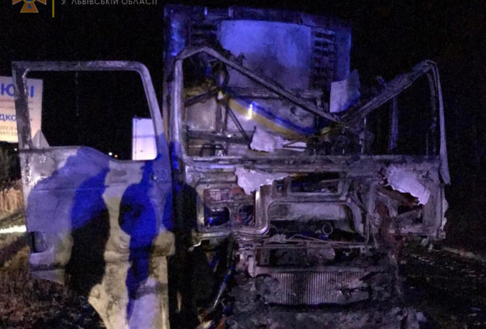 На Яворівщині згоріла вантажівка (фото)