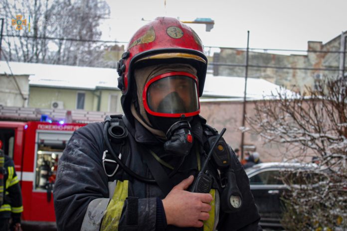 Через пожежу у львівській квартирі евакуйовують людей (оновлено)