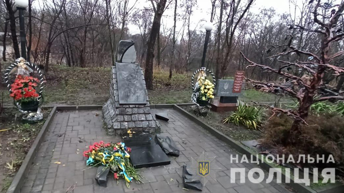 На Миколаївщині вандали розтрощили пам’ятник Героям Небесної Сотні