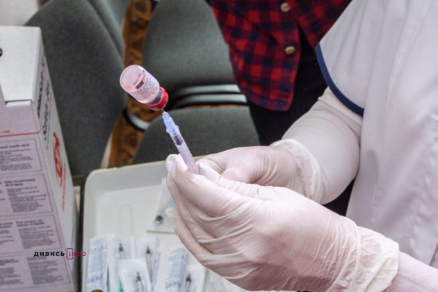 В Україні більше сорока тисяч підлітків вакцинували від коронавірусу