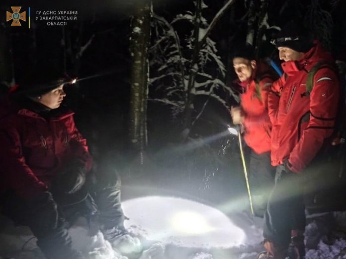 У Карпатах під час катання на снігоходах заблукали троє людей