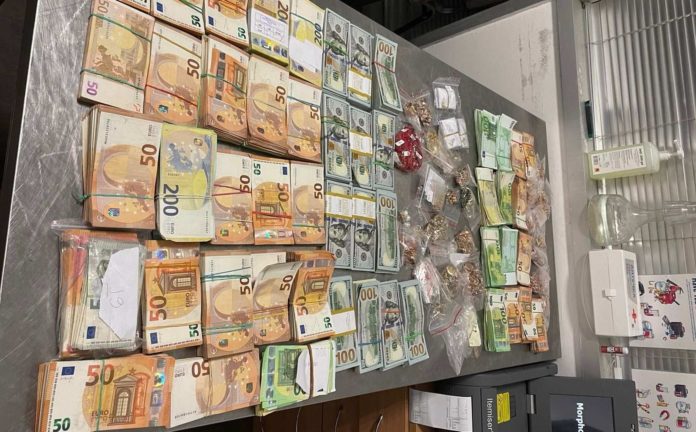 В аеропорту Львова в іноземок вилучили контрабанду валюти та ювелірних виробів на понад 15 млн грн