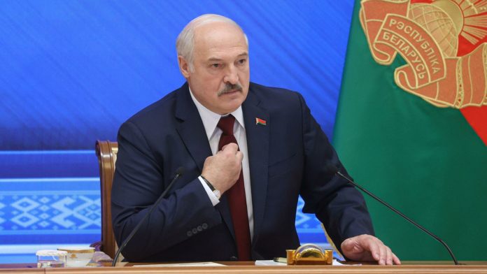 Путін та Лукашенко готуються до військових навчань на кордоні з Україною Путін та Лукашенко готуються до військових навчань на кордоні з Україною
