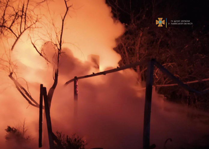 У Дрогобичі вогонь знищив дерев’яний дачний будинок