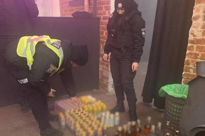 У Львові патрульні розігнали вечірку з незаконним продажем алкоголю на заводі