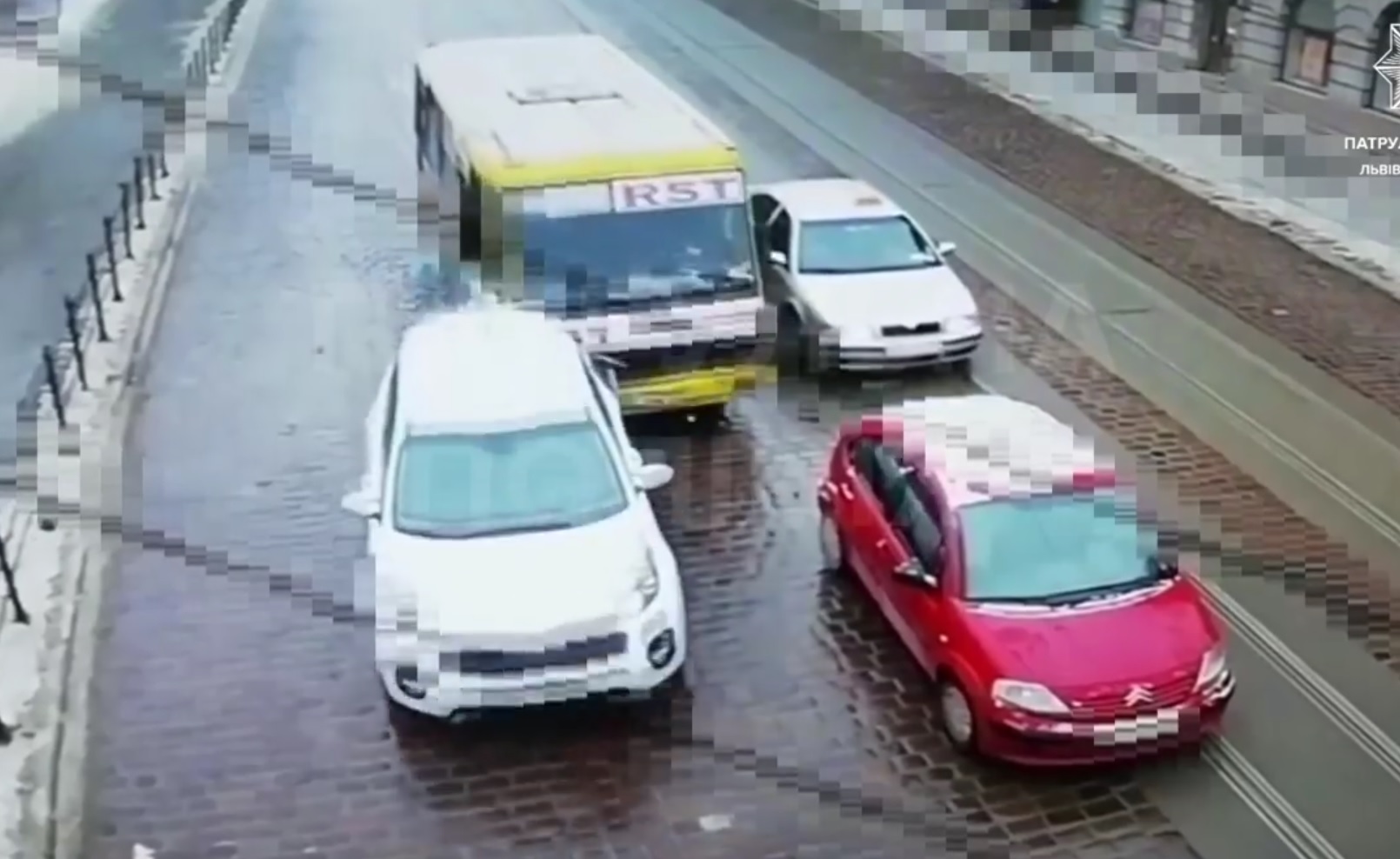 У Львові маршрутка в’їхала у два автомобілі, бо водій розмовляв по телефону (відео)