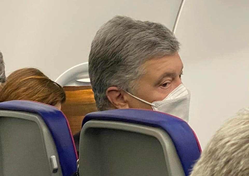 Як Петра Порошенка зустрічали в аеропорту «Жуляни» (фото)