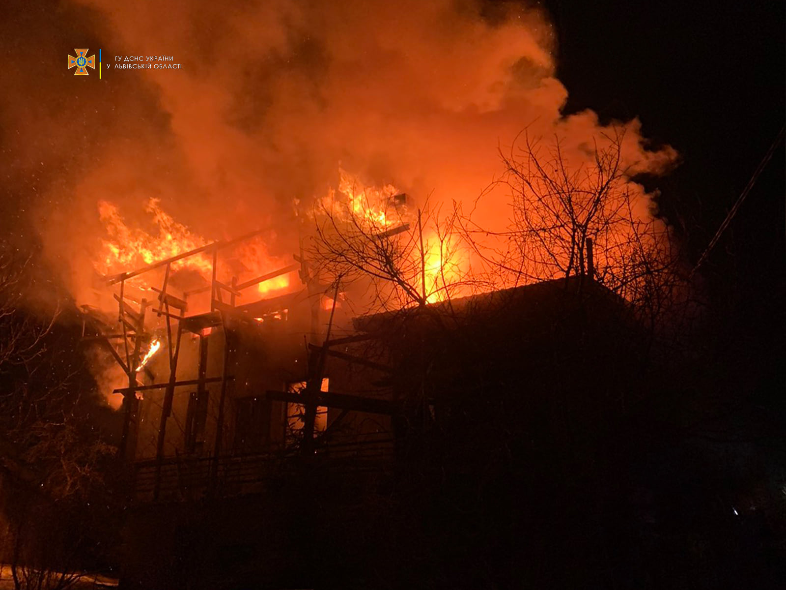 Унаслідок пожежі у будинку в Самборі в реанімації опинився 68-річний власник (фото)