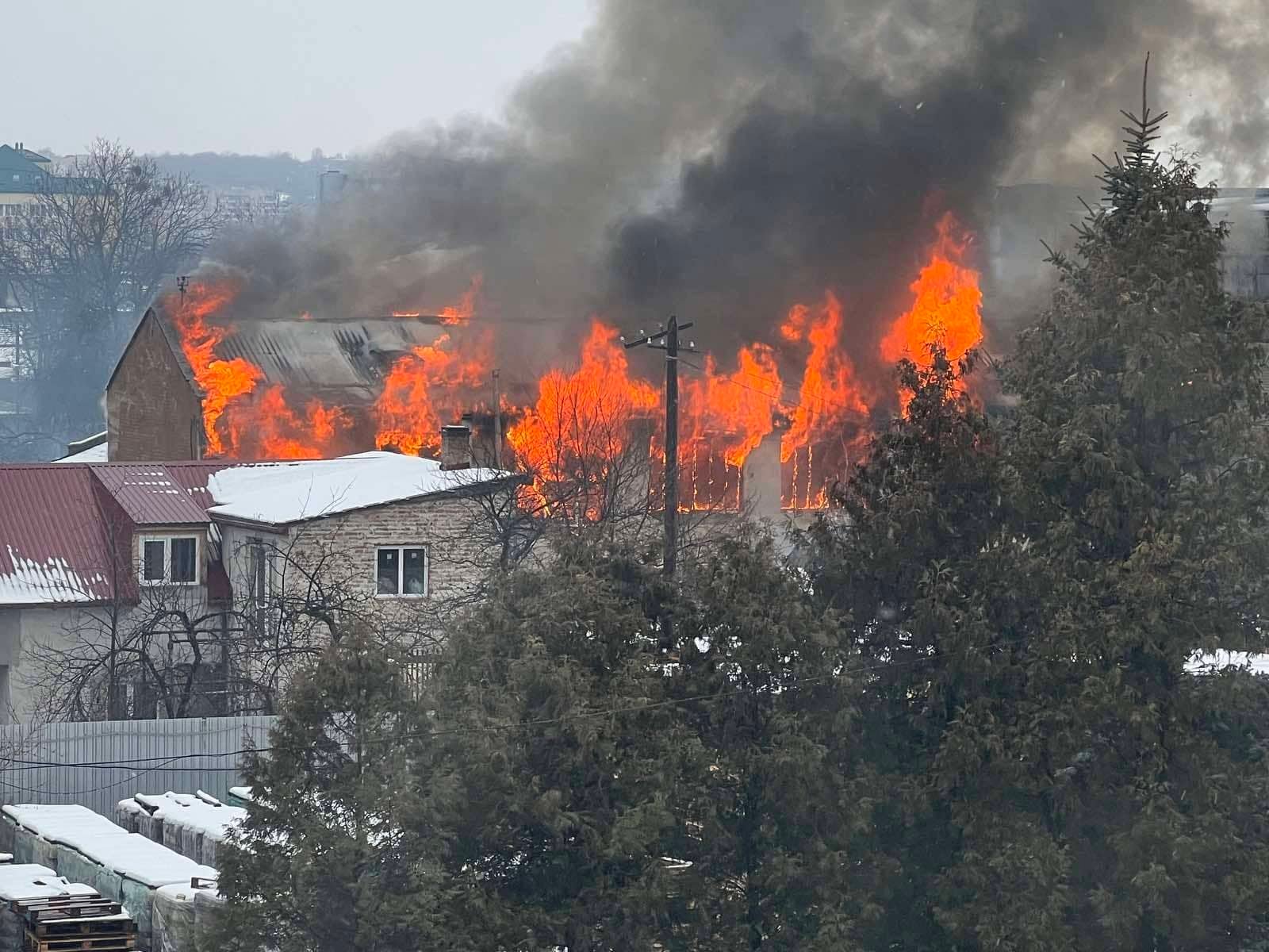 На вулиці Волинській у Львові масштабна пожежа