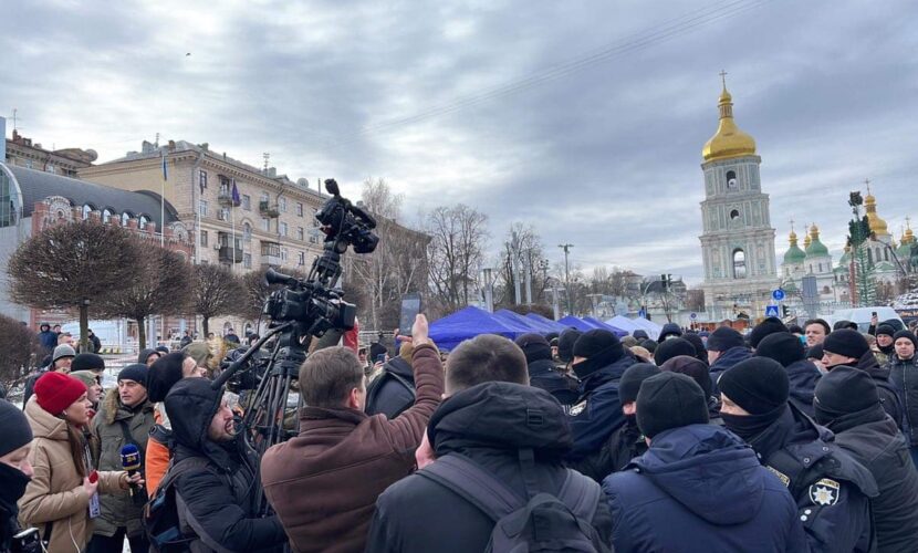 У Києві, під Печерським судом, сталися сутички