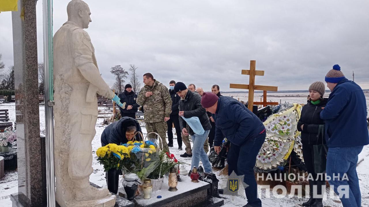 Герої не вмирають: поліцейські Львівщини вшанували пам'ять своїх побратимів, які загинули під Дебальцевим сім років тому