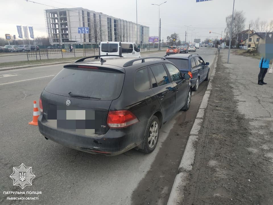 У Львові у водія, який керував напідпитку та пропонував хабар, забрали авто