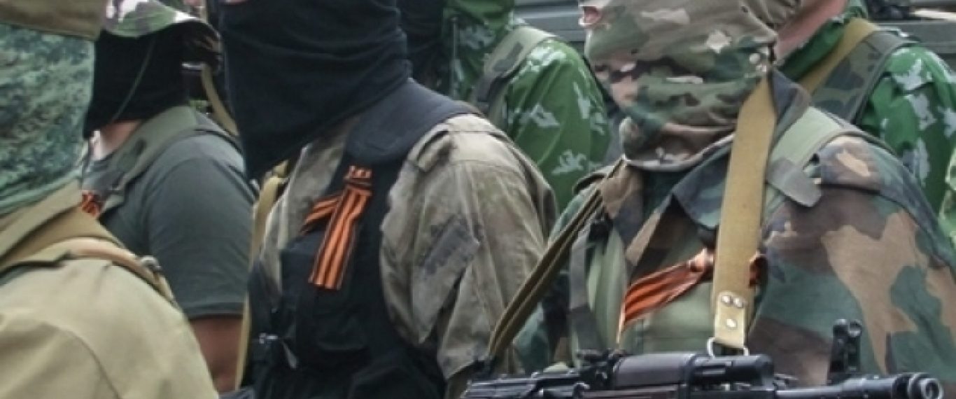 російський солдат розстріляв військовополоненого за те, що той попросився до вбиральні