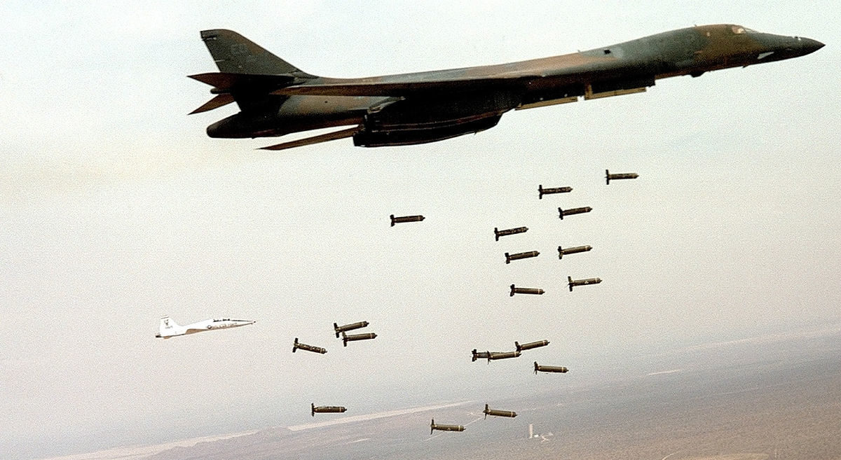 1200px-B1-B_Lancer_and_cluster_bombs