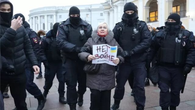 На антивоєнних мітингах у Росії затримано понад 2300 людей (відео)