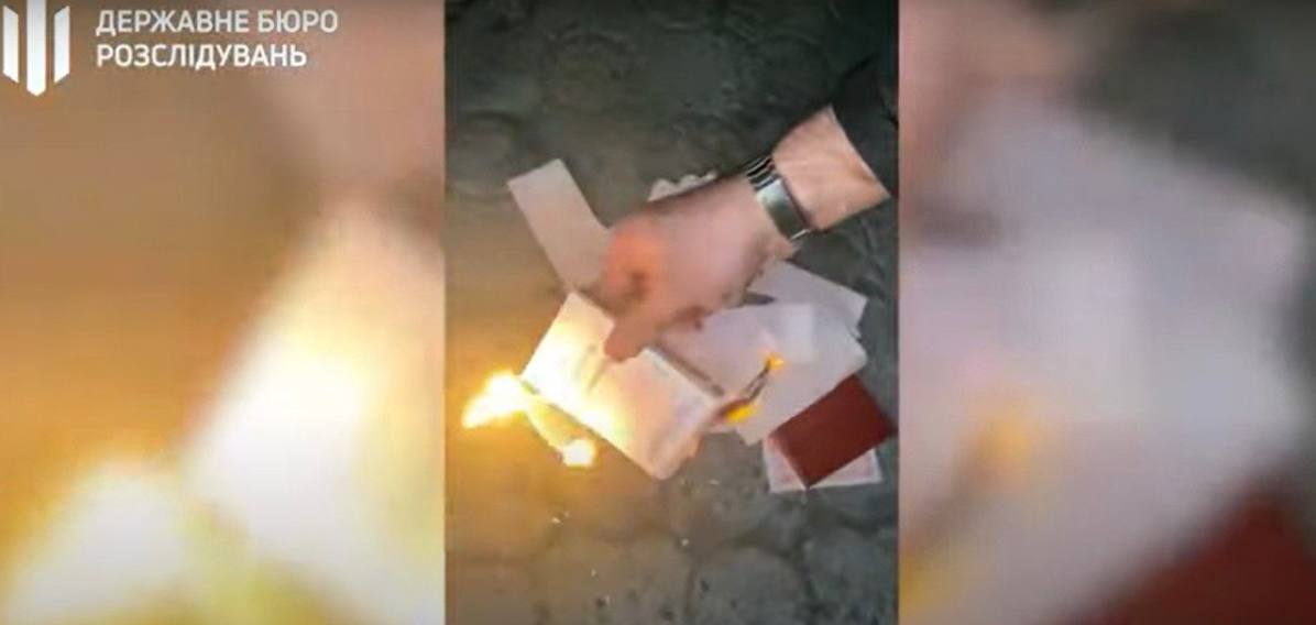 росіянин спалив свій паспорт на підтримку українців (відео)