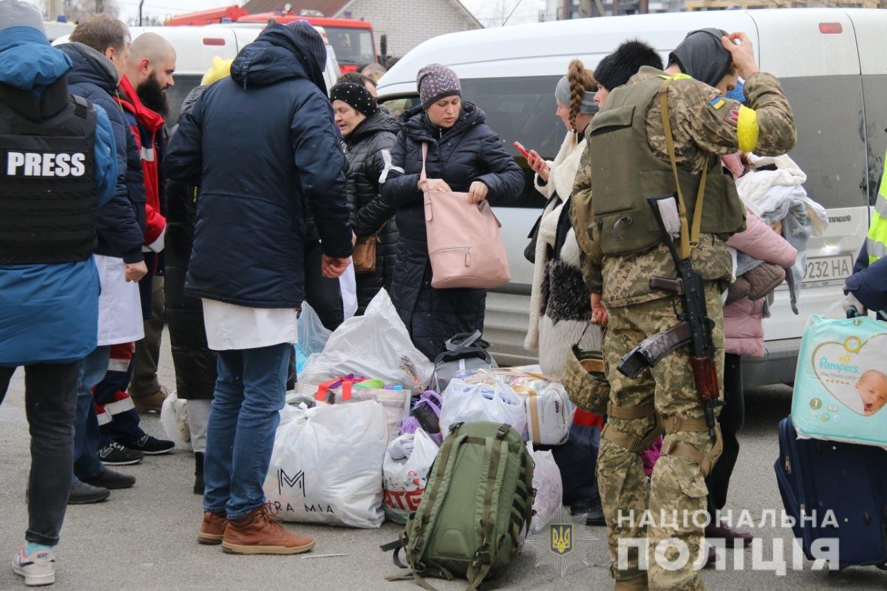 Вести сум. Эвакуация людей. Эвакуация населения фото. Женщины на войне в Украине.