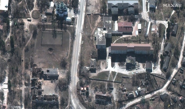 Обабіч Ізюма на Харківщині стоять колони російської техніки, - супутникові знімки - 2