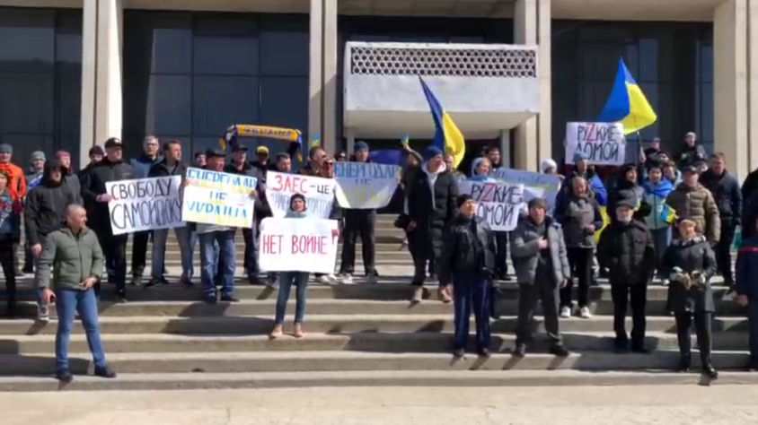 Українці в Енергодарі вийшли на мирний мітинг