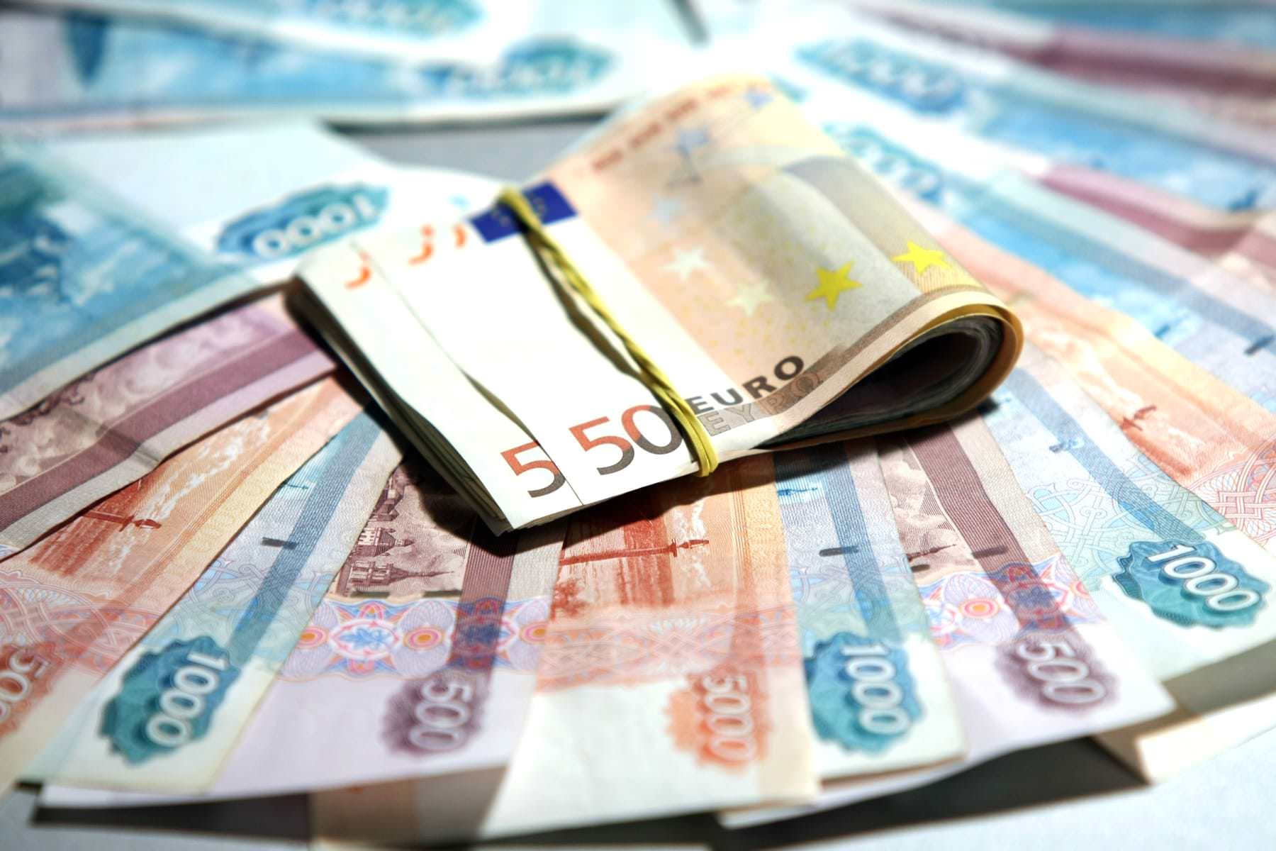 S-1-marta-dollary-i-evro-rossiyan-prinuditelno-skonvertiruyut-v-rubli-po-nevygodnomu-kursu-2