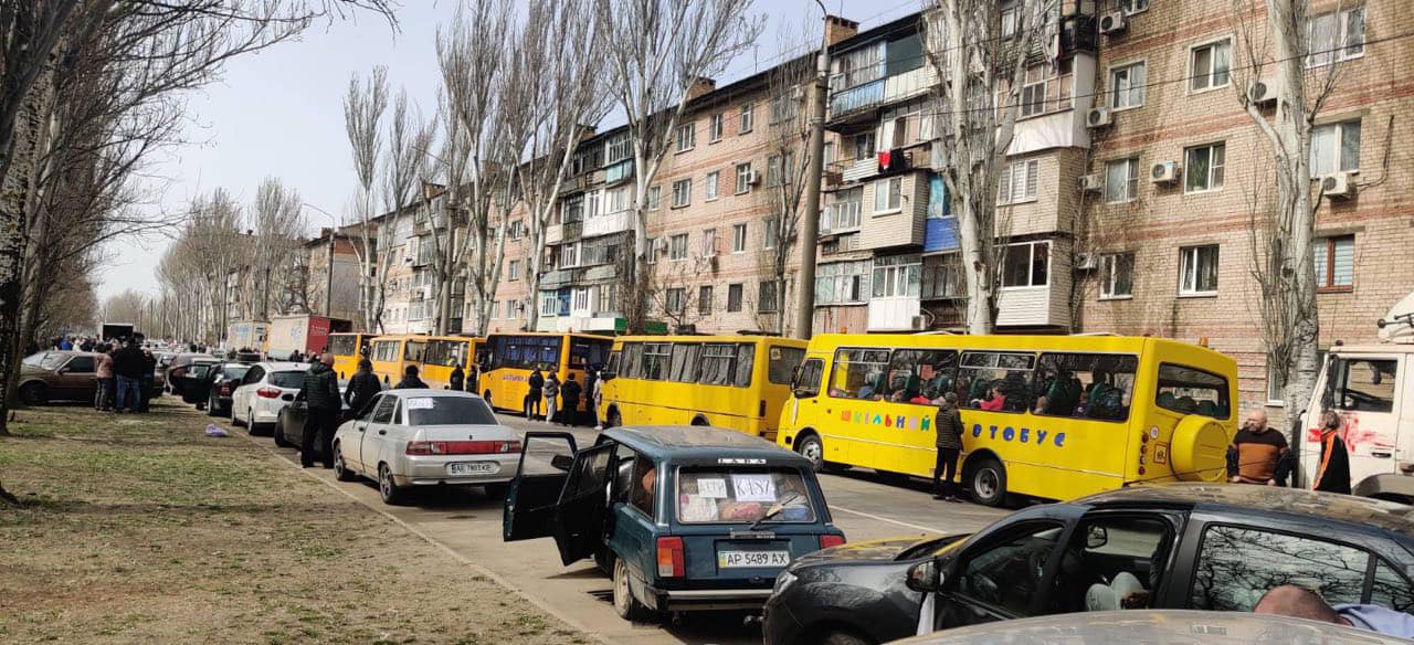 Евакуаційні автобуси з мелітопольцями змогли покинути місто