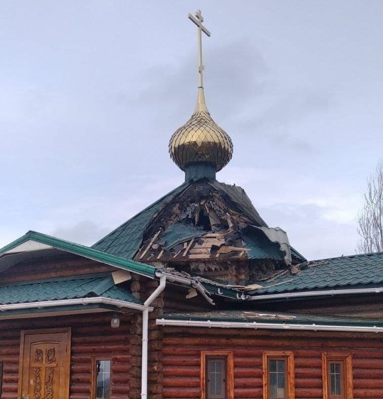 Через ворожий обстріл церкви на Луганщині поранено двох священників