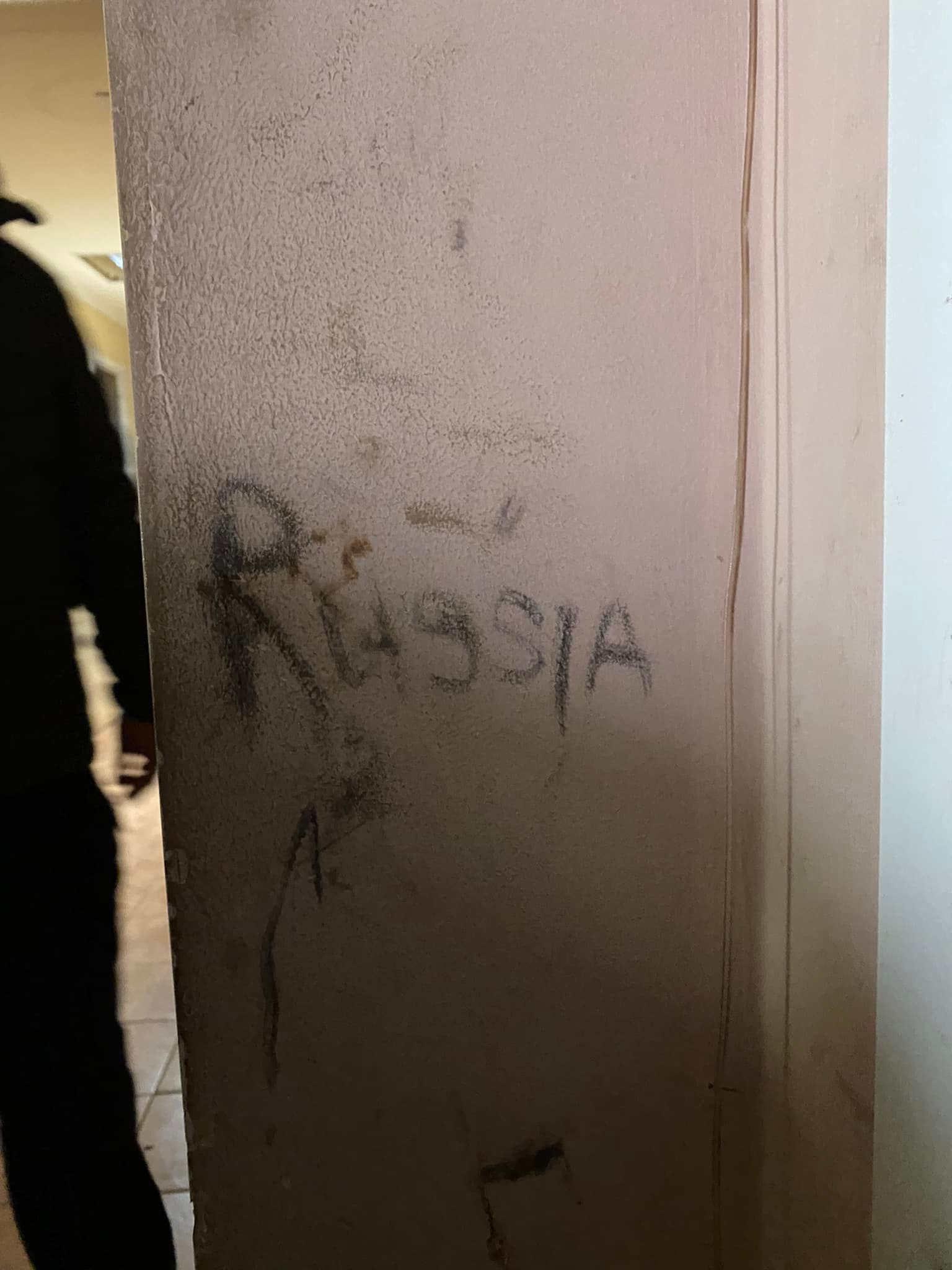 У Тростянці виявили штаб окупантів з камерою для тортур, де усі стіни - в крові
