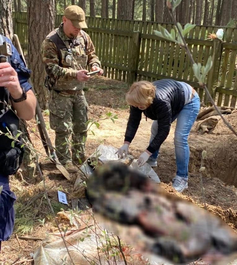 На Київщині знайшли тіла двох чоловіків, яких окупанти переїхали танком