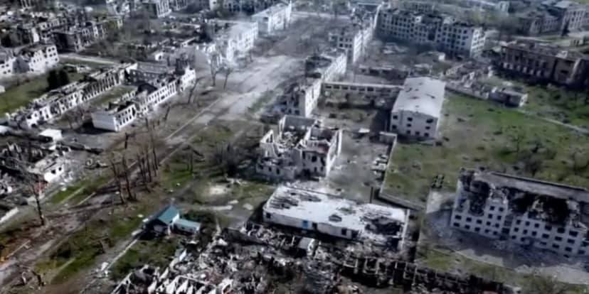 Рубіжне розділило долю Маріуполя: який вигляд має зруйноване окупантами місто (фото) - 4