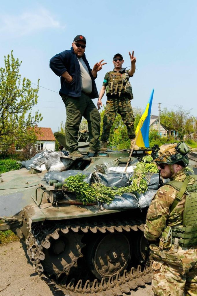 Жителі звільнених Циркунів на Харківщині зі сльозами на очах зустрічали захисників  - 2