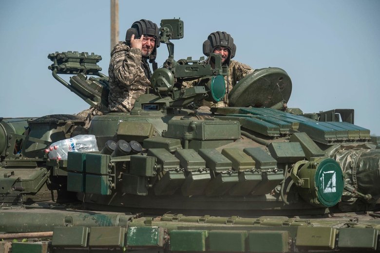Бійці 93-ї ОМБр влаштували "парад" на трофейних російських танках  - 3