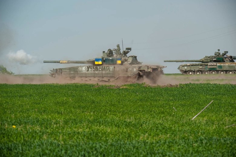 Бійці 93-ї ОМБр влаштували "парад" на трофейних російських танках  - 6