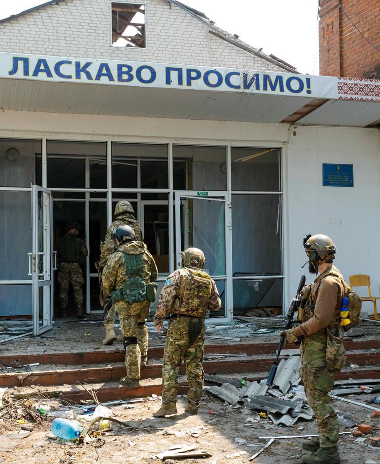 Жителі звільнених Циркунів на Харківщині зі сльозами на очах зустрічали захисників  - 3