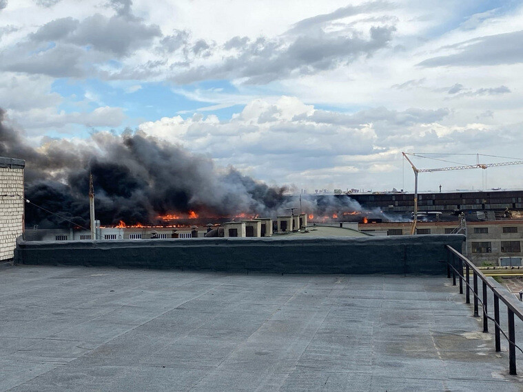 На росії знову пожежа: горить завод