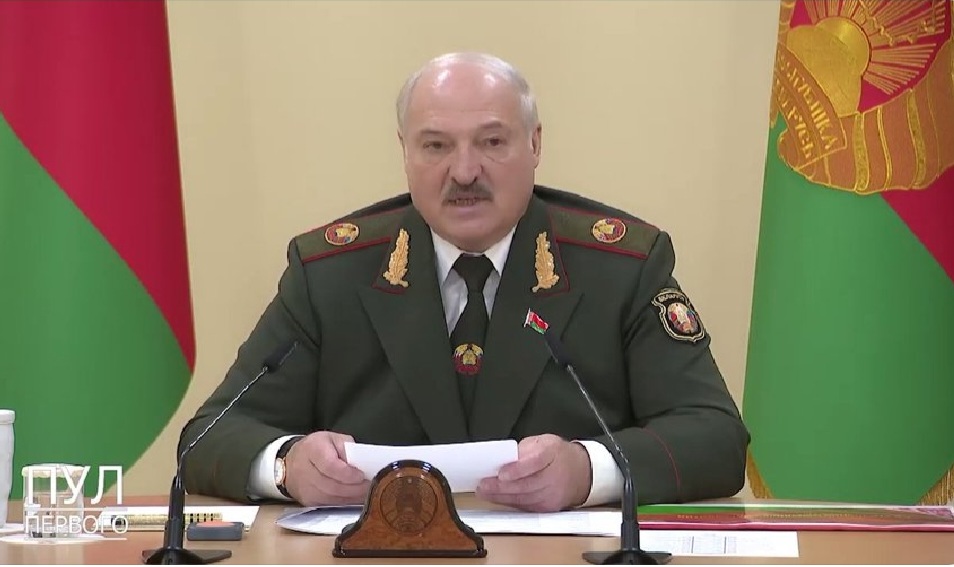 Лукашенко створює нове оперативне командування біля України - "якщо не дай Бог війна"