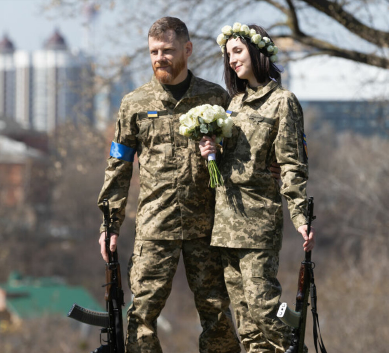 Захисникам України, які одружуються під час війни, дарують обручки